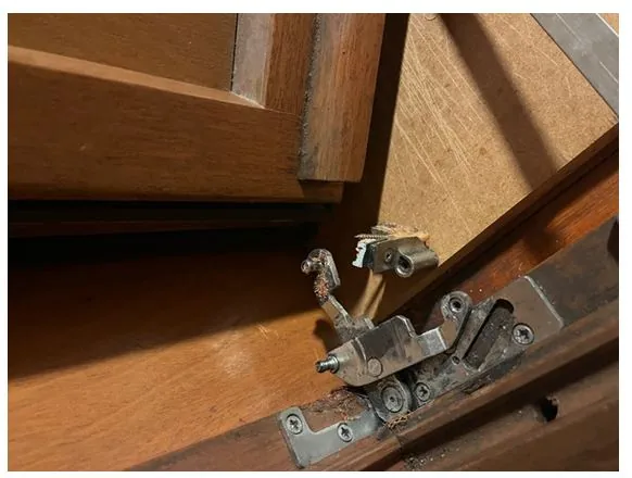 Détail de quincaillerie de fenêtre