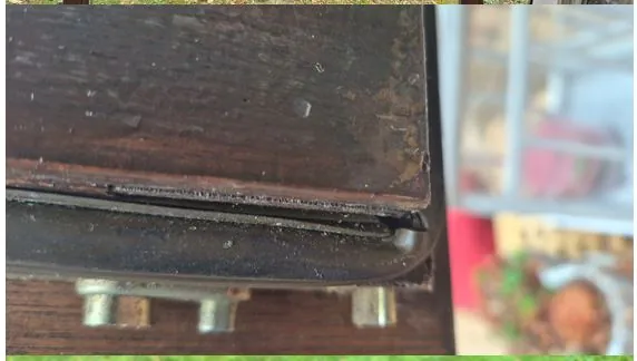 Détail de quincaillerie de fenêtre