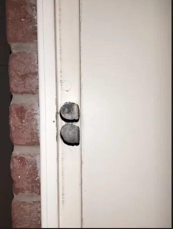 Détail de quincaillerie de fenêtre